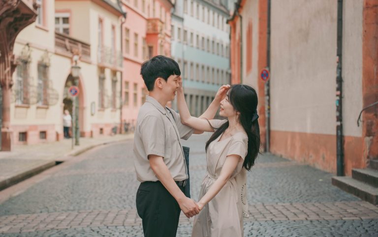 Koreanisches Paar, während Städtereise in Freiburg