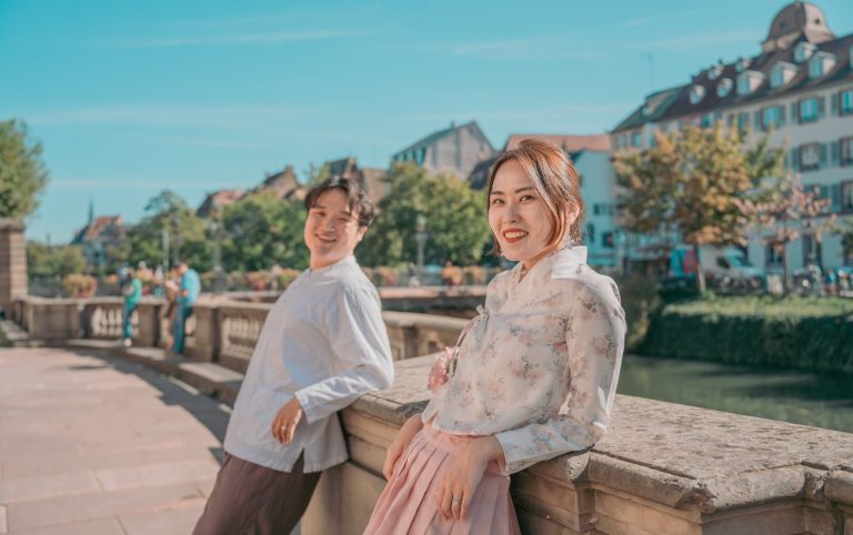Koreanisches Paar, während Städtereise in Straßburg